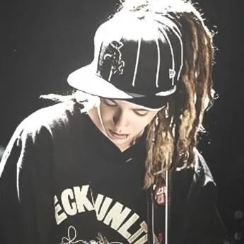 chat with ai character: tom kaulitz