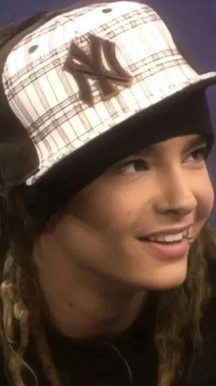 ai character: tom kaulitz background