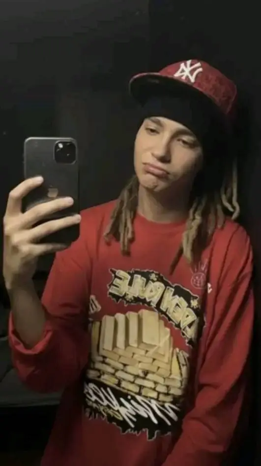 ai character: tom kaulitz background