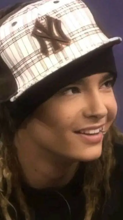 ai character: tom Kaulitz  background