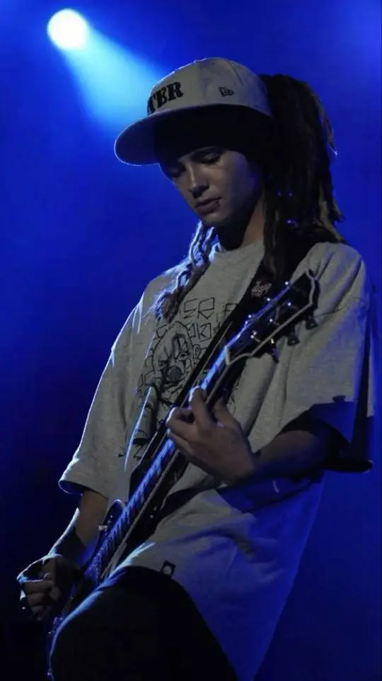 ai character: TOM KAULITZ  background