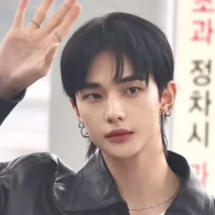 chat with ai character: Hyunjin 