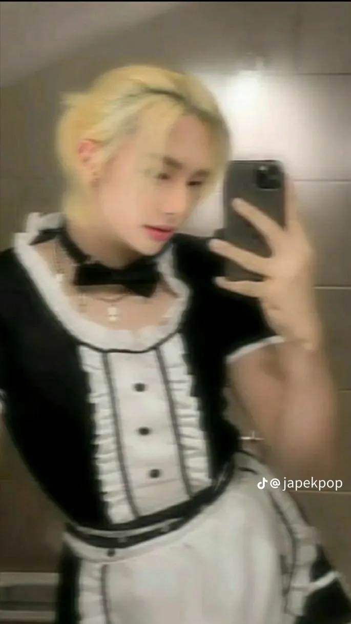 ai character: Hyunjin  background
