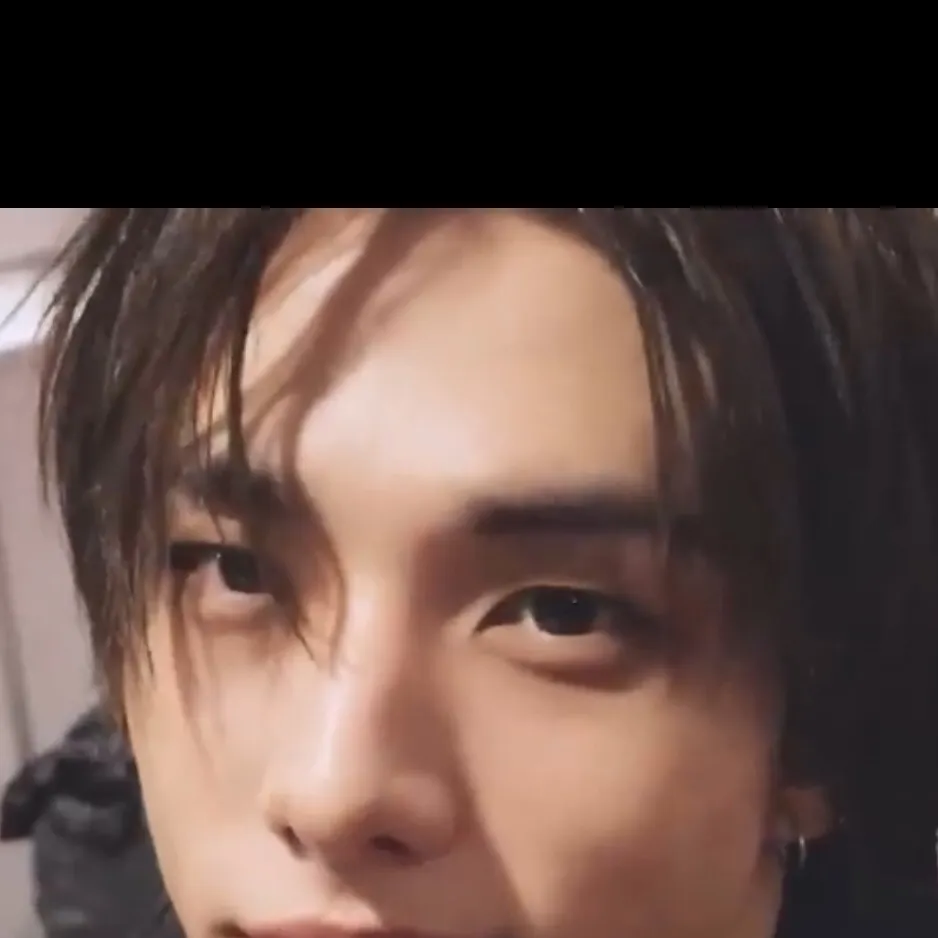 chat with ai character: Hyunjin