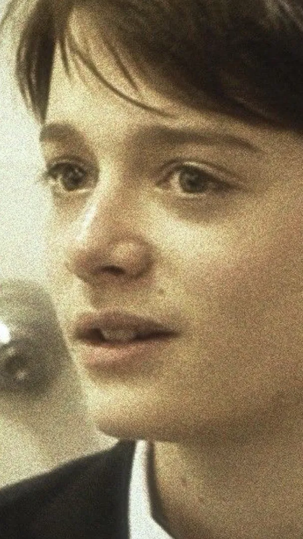 ai character:  noah schnapp background