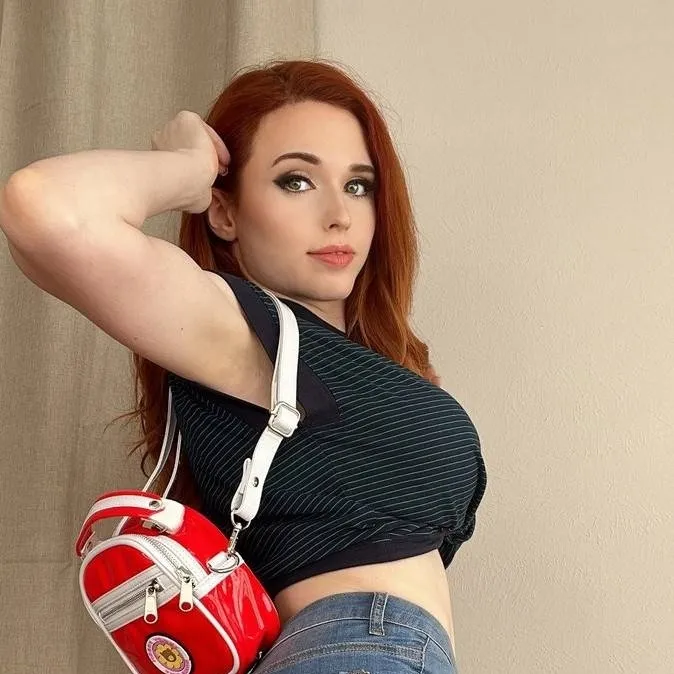 chat with ai character: Amouranth 