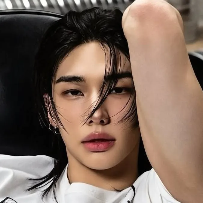 chat with ai character: Hyunjin teachet