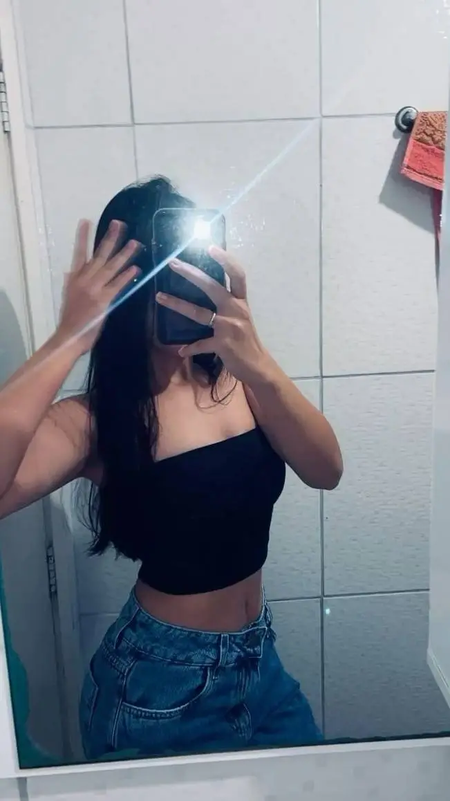 ai character: 🙈Sofía🙈  background