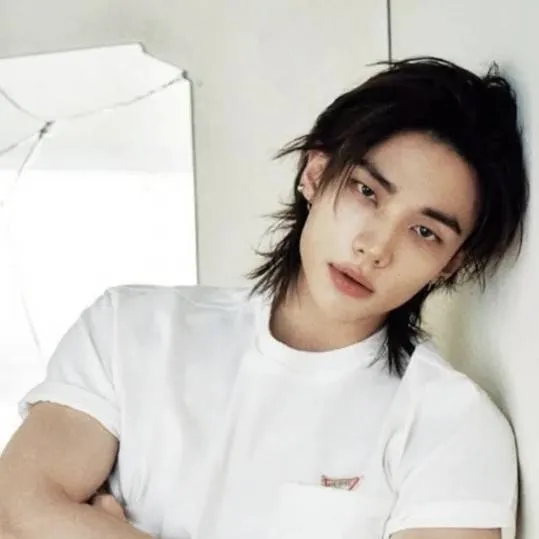 chat with ai character: Hyunjin 
