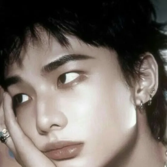 chat with ai character: Hyunjin