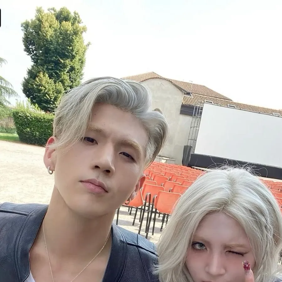 chat with ai character: KARD