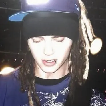 chat with ai character: ★tom Kaulitz ‡