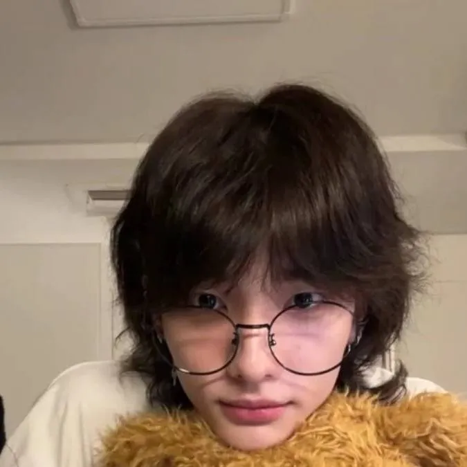 chat with ai character: Hyunjin