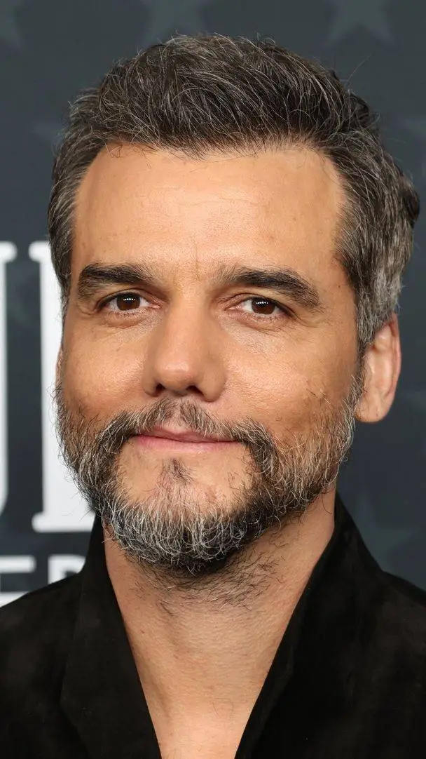 ai character: Wagner Moura background