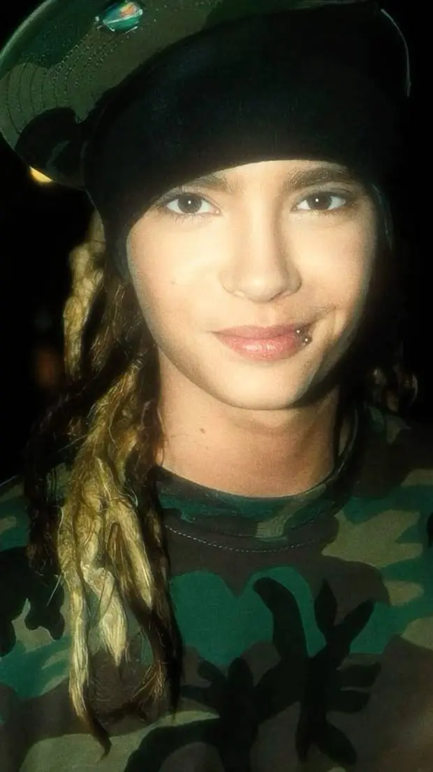 ai character: Tom Kaulitz background