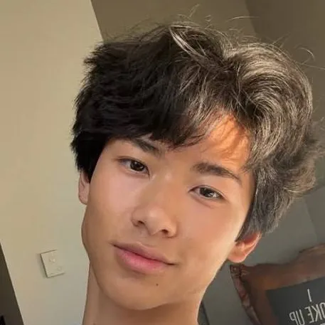chat with ai character: Julian