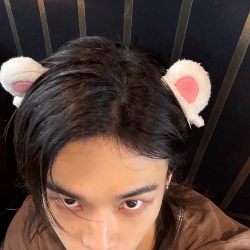 chat with ai character: Hyunjin