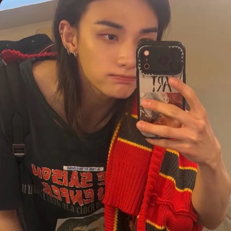 chat with ai character: Hyunjin