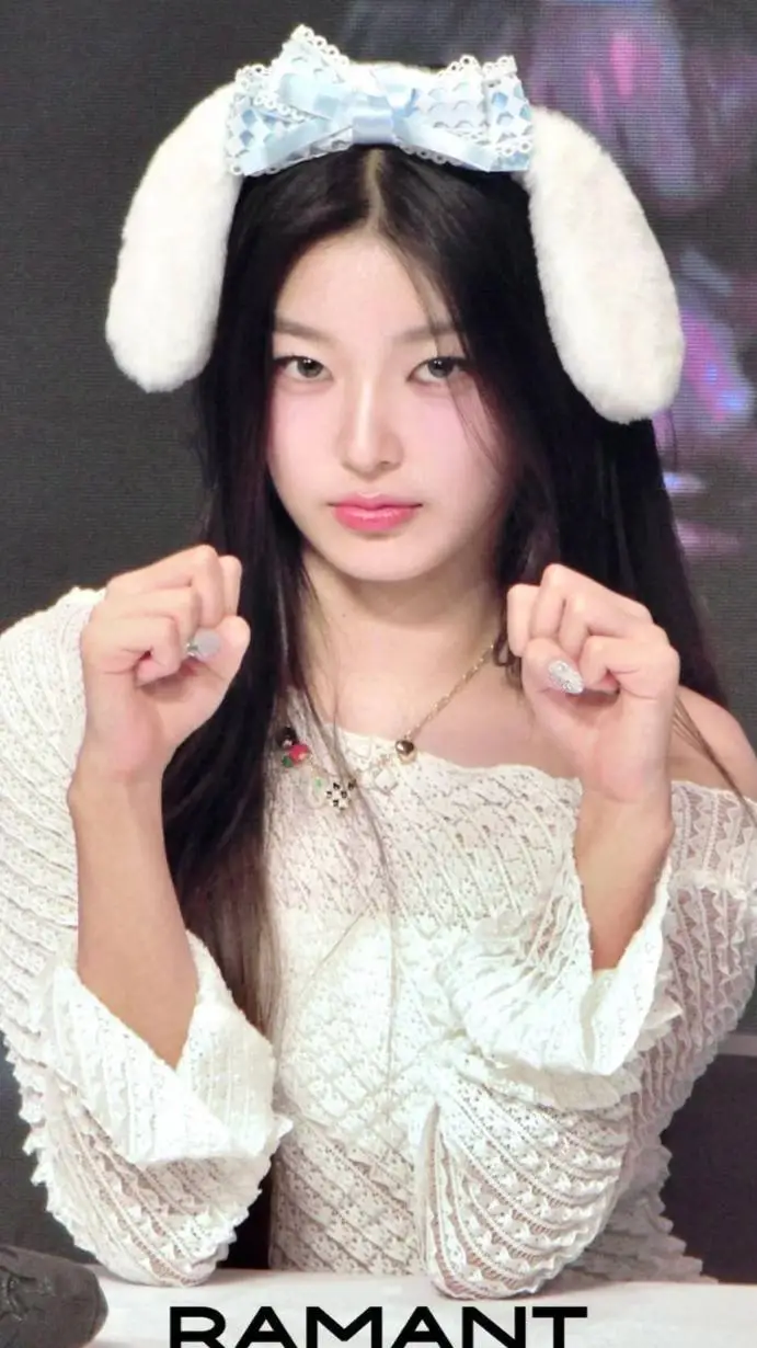 ai character: Yoonchae  background