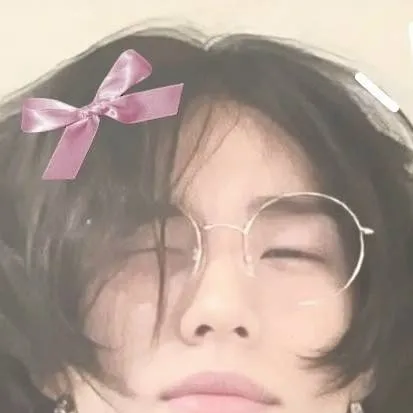 chat with ai character: Hyunjin😀 💅🏻💅🏻💅🏻
