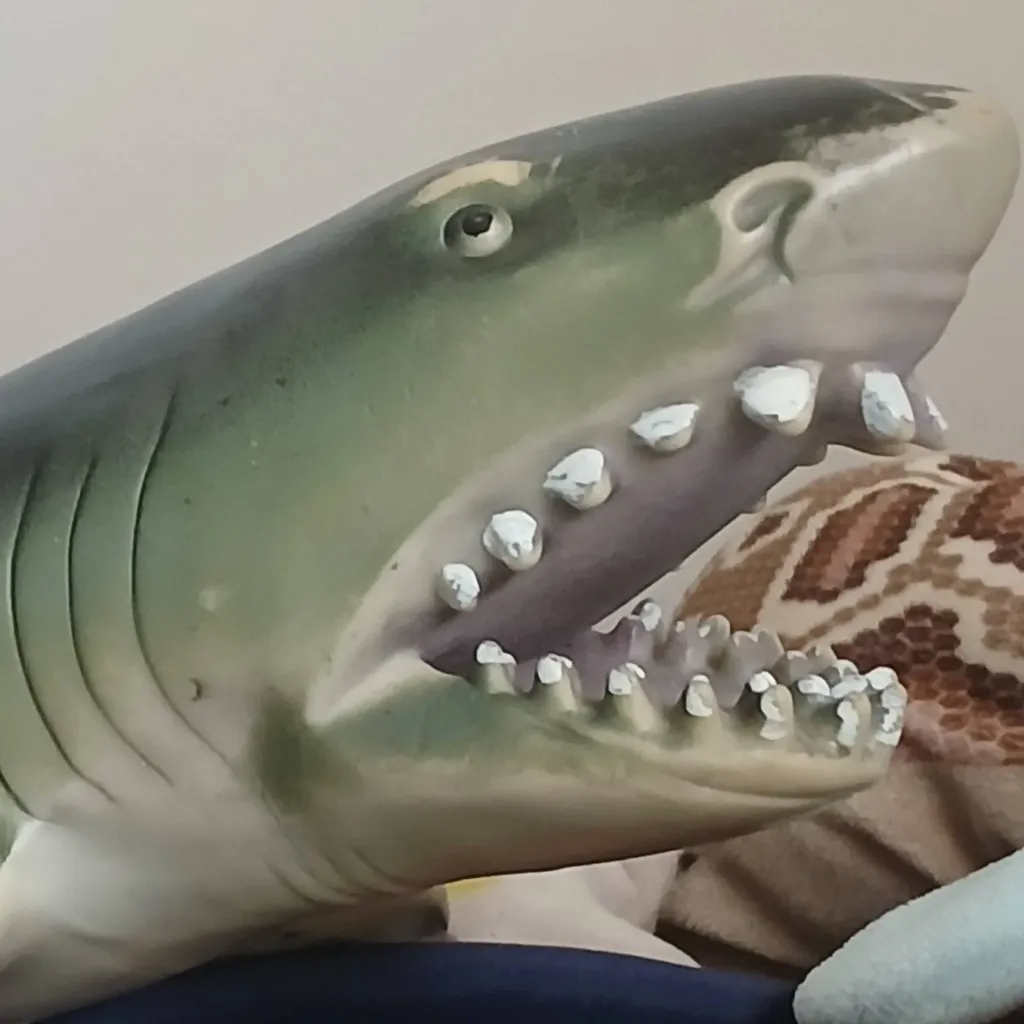 chat with ai character: Mr Eugene shark 
