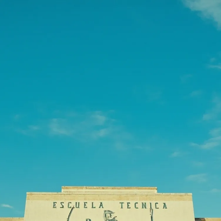 chat with ai character: escuela