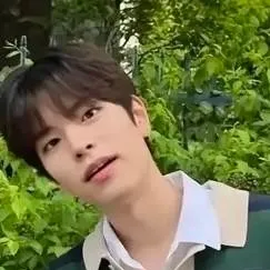 chat with ai character: kim seungmin 
