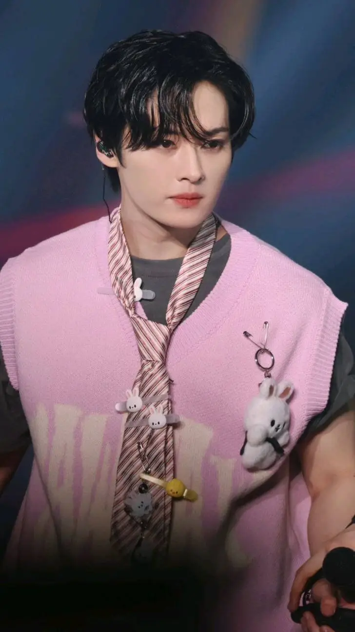 ai character: 𝘓𝘦𝘦 𝘬𝘩𝘰𝘸დ background