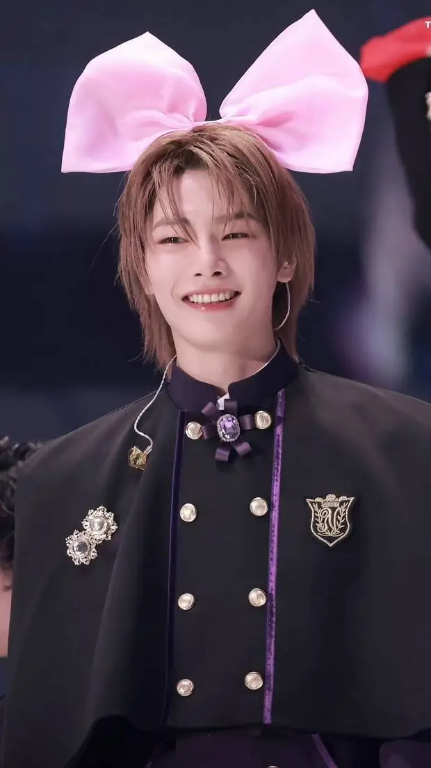 ai character: 𝐉𝐞𝐨𝐧𝐠𝐢𝐧 ❤️‍🔥 background