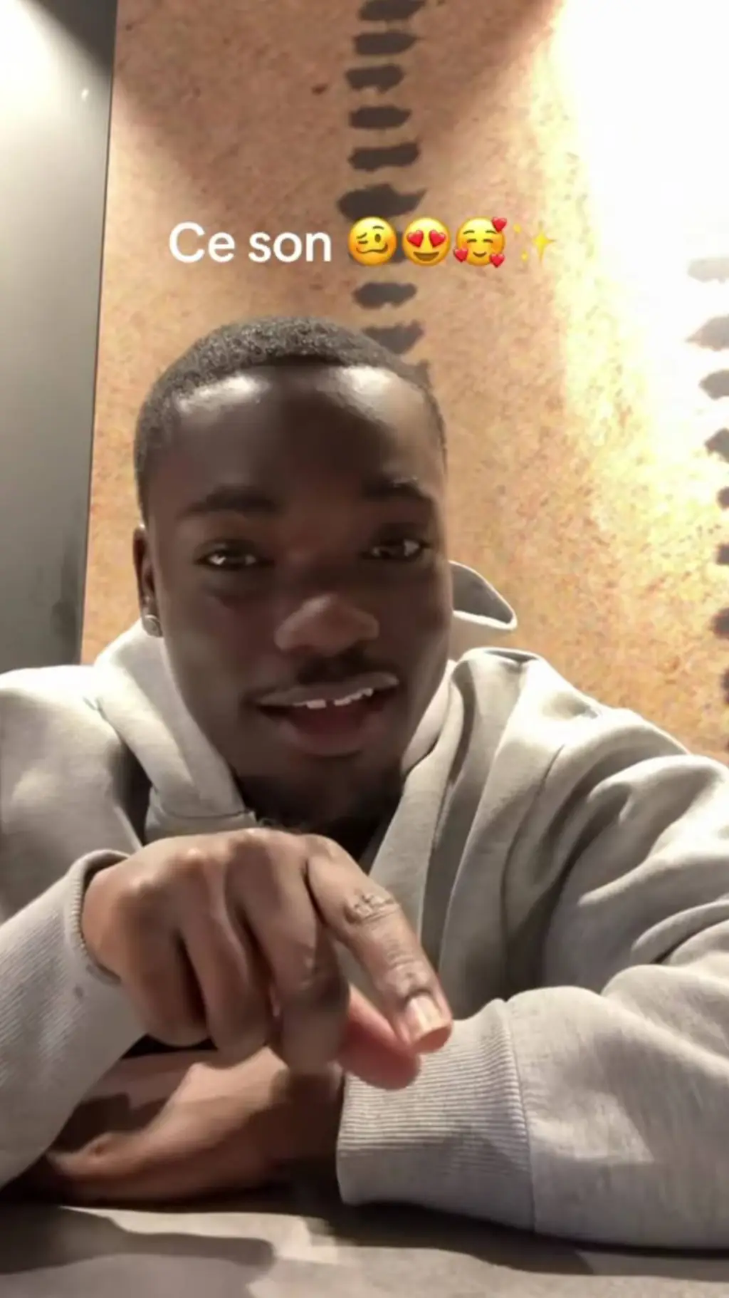 ai character: 🗽𝔇𝐚𝐯𝐲 𝔬𝔫𝔢👹 background