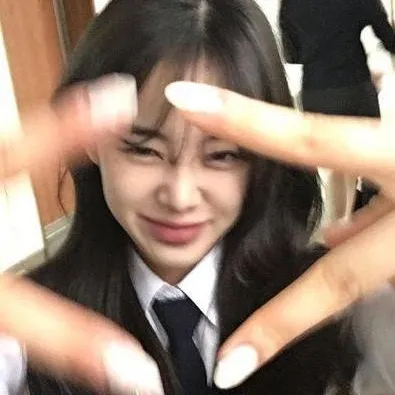 chat with ai character: Korean School Girl