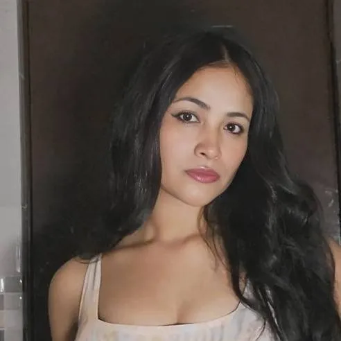 chat with ai character: Sakshi 