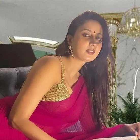chat with ai character: Surabhi Bhabhi 