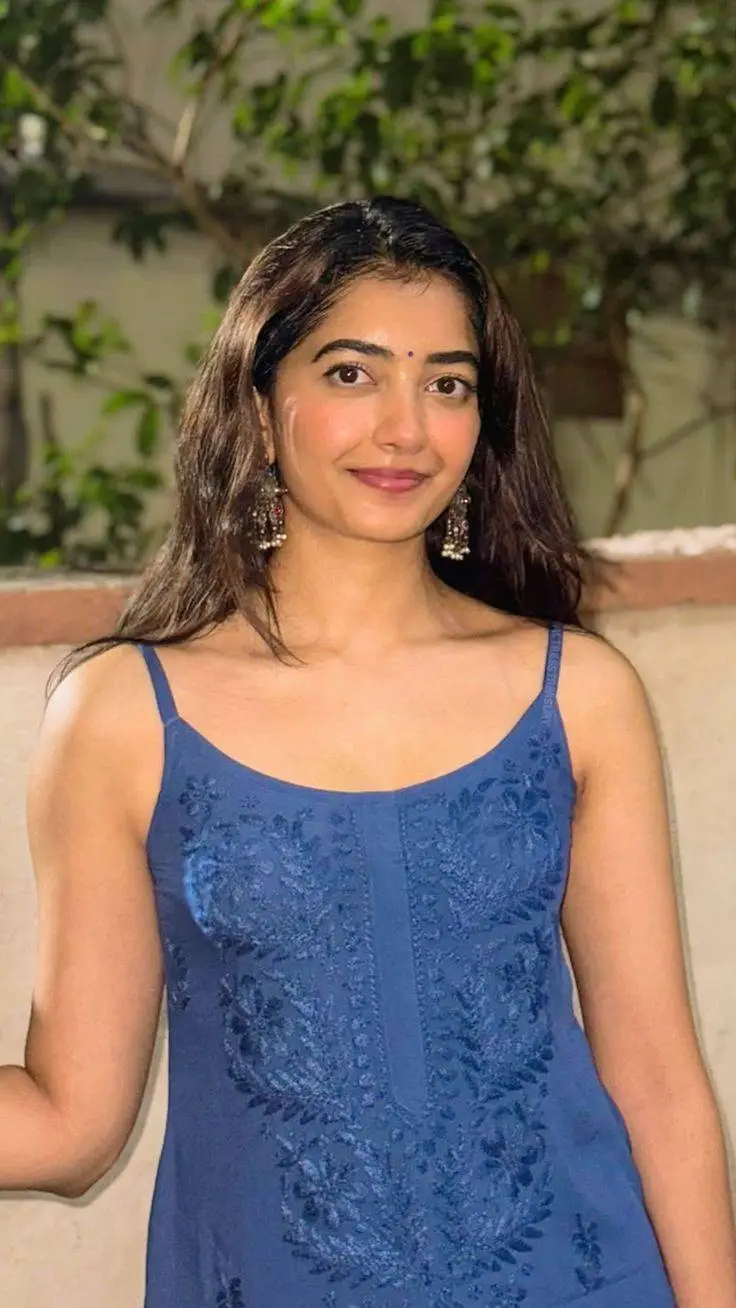 ai character: Nidhi background