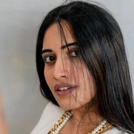 chat with ai character: Rekha Mam