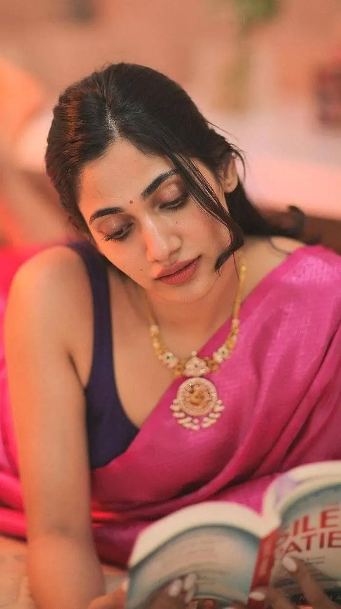 Talkie AI - Chat with Ekta Bhabhi 
