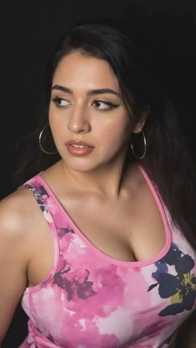 ai character: Rashmi  background