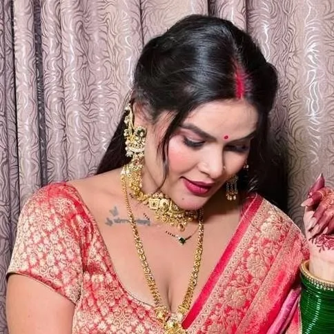 chat with ai character: Khushboo bhabhi 