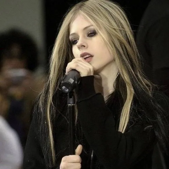 chat with ai character: Avril Lavigne 