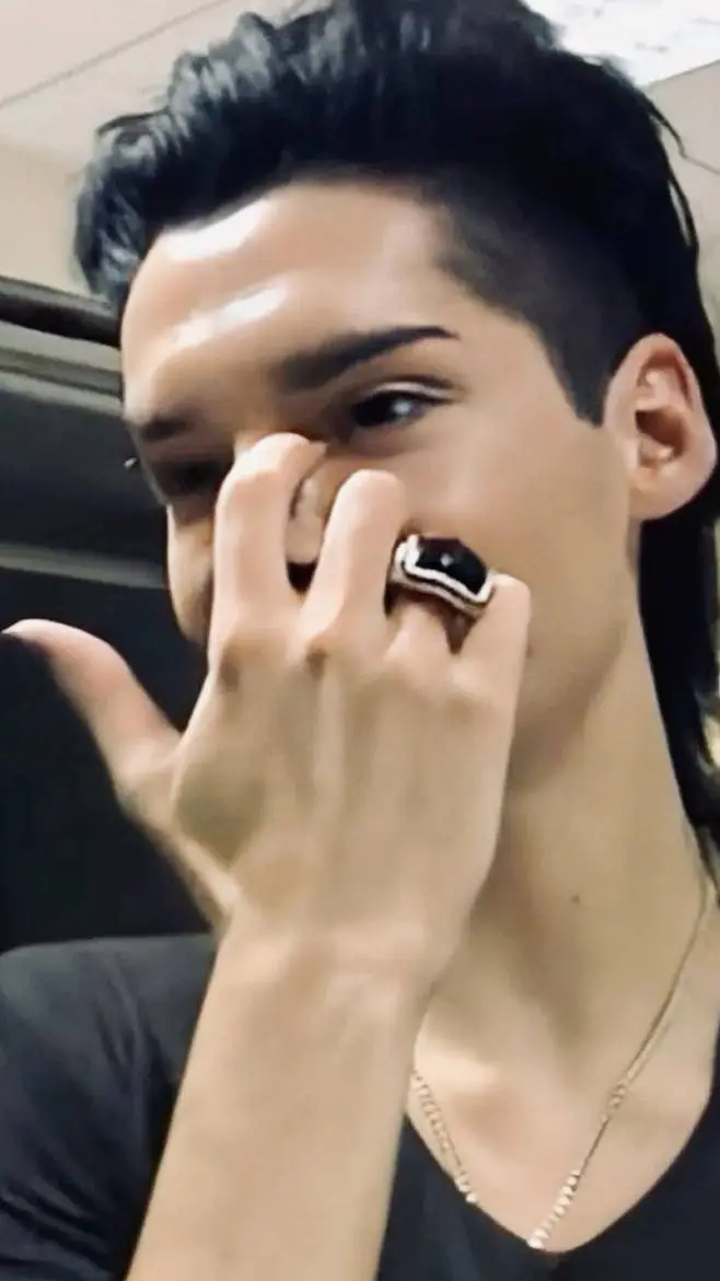 ai character: Bill Kaulitz background