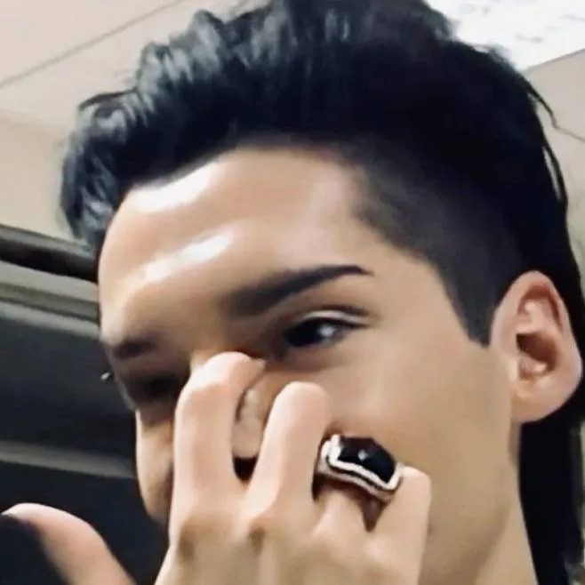 chat with ai character: Bill Kaulitz
