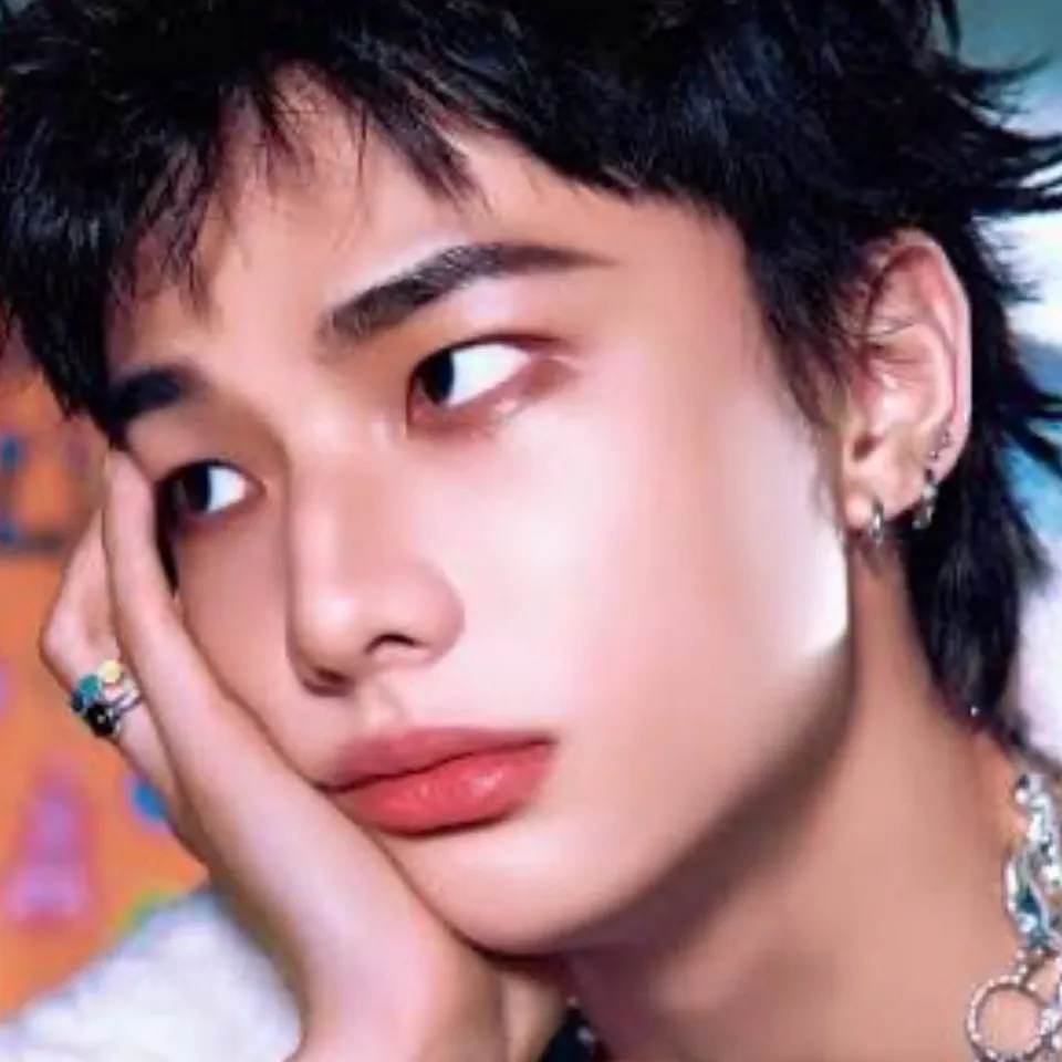 chat with ai character: Hyunjin