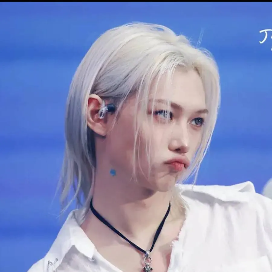 chat with ai character: hyunlix: 
