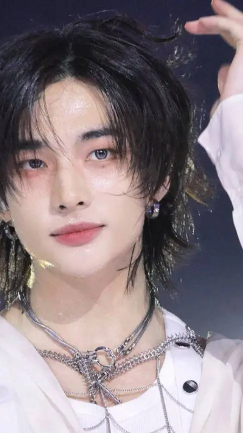 ai character: 🥟hyunjin 🥟.  background