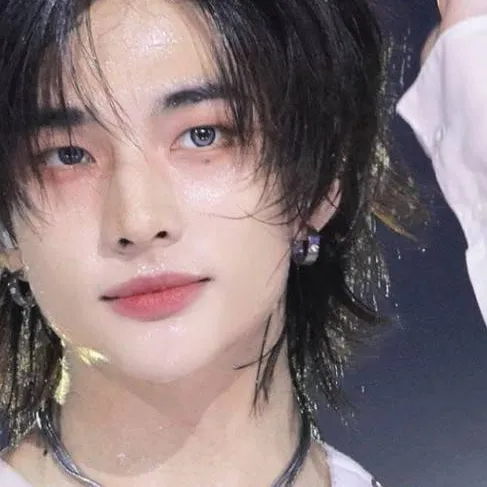 chat with ai character: 🥟hyunjin 🥟. 
