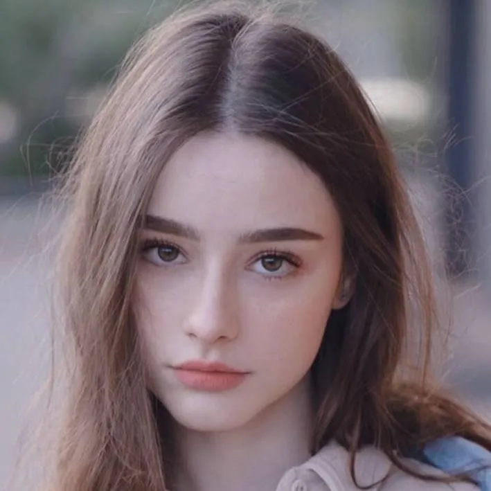chat with ai character: Dasha Taran