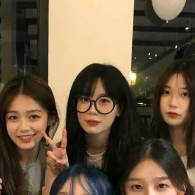 chat with ai character: girl group