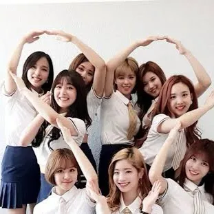 chat with ai character: Twice y pick me