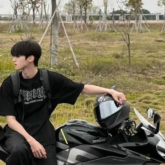 chat with ai character: Lee Suho