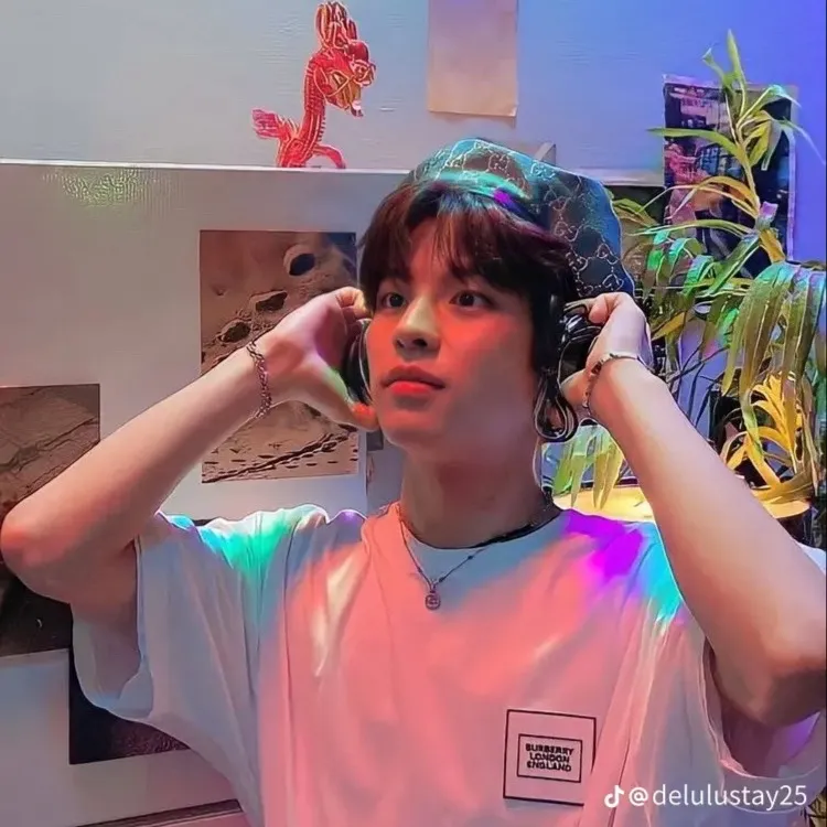chat with ai character: Seungmin
